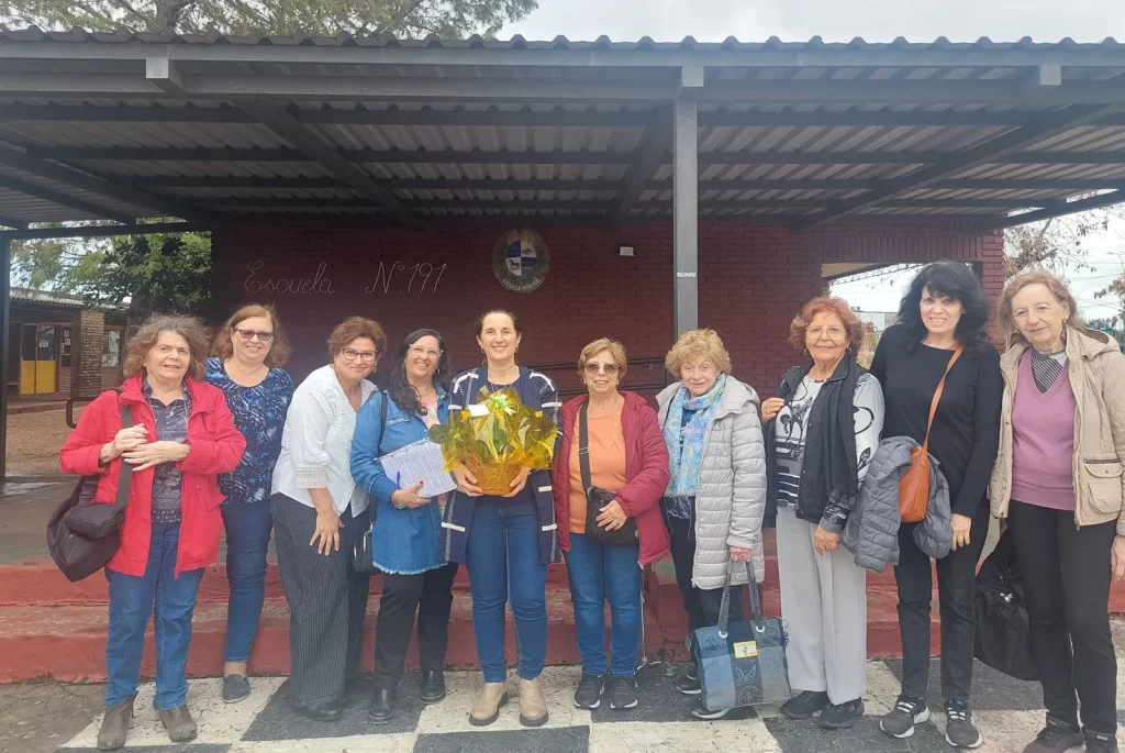Tejedoras solidarias de nuestra comunidad entregaron mas de 1000 prendas hechas a mano a escuelas de La Paz